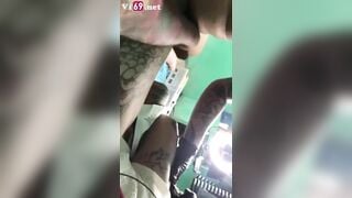Áp lực nghề xăm em khách còn đòi cầm chim nghịch lúc xăm