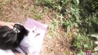 Trải thảm giữa rừng chơi public với cô bạn thân nữ sinh trong bộ đồng phục