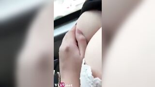 ngồi xe khách về quê bắt em nữ sinh vú to bên cạnh cởi áo để anh nghịch vú