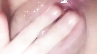 tự nhiên nứng lồn quá ai đụ em honggg