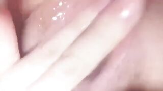 tự nhiên nứng lồn quá ai đụ em honggg